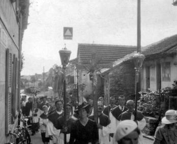 Processione di San Lorenzo 1950 ca. Sulla destra, il piccolo edificio già sede dell'ufficio postale.